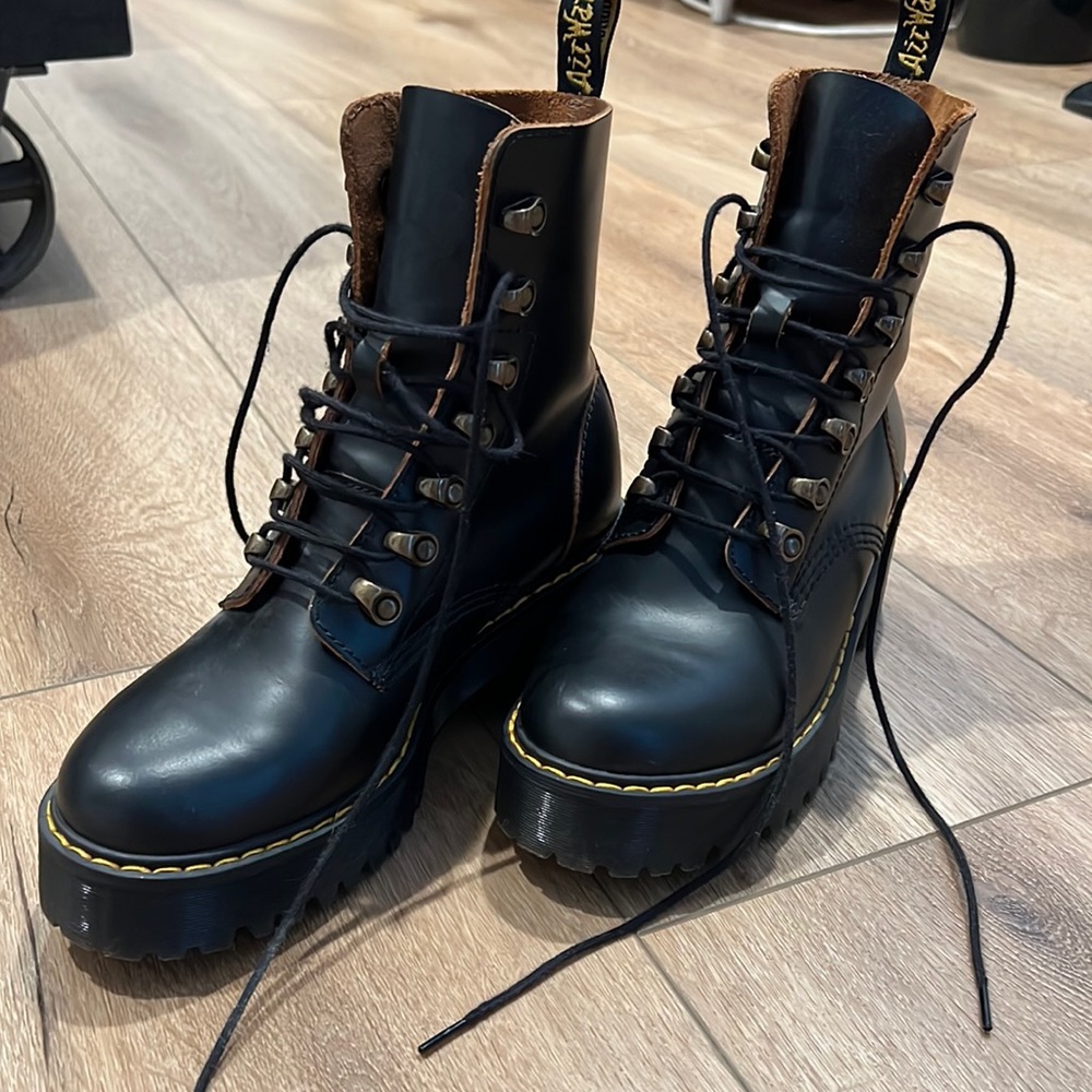 Dr. Martens Leona
